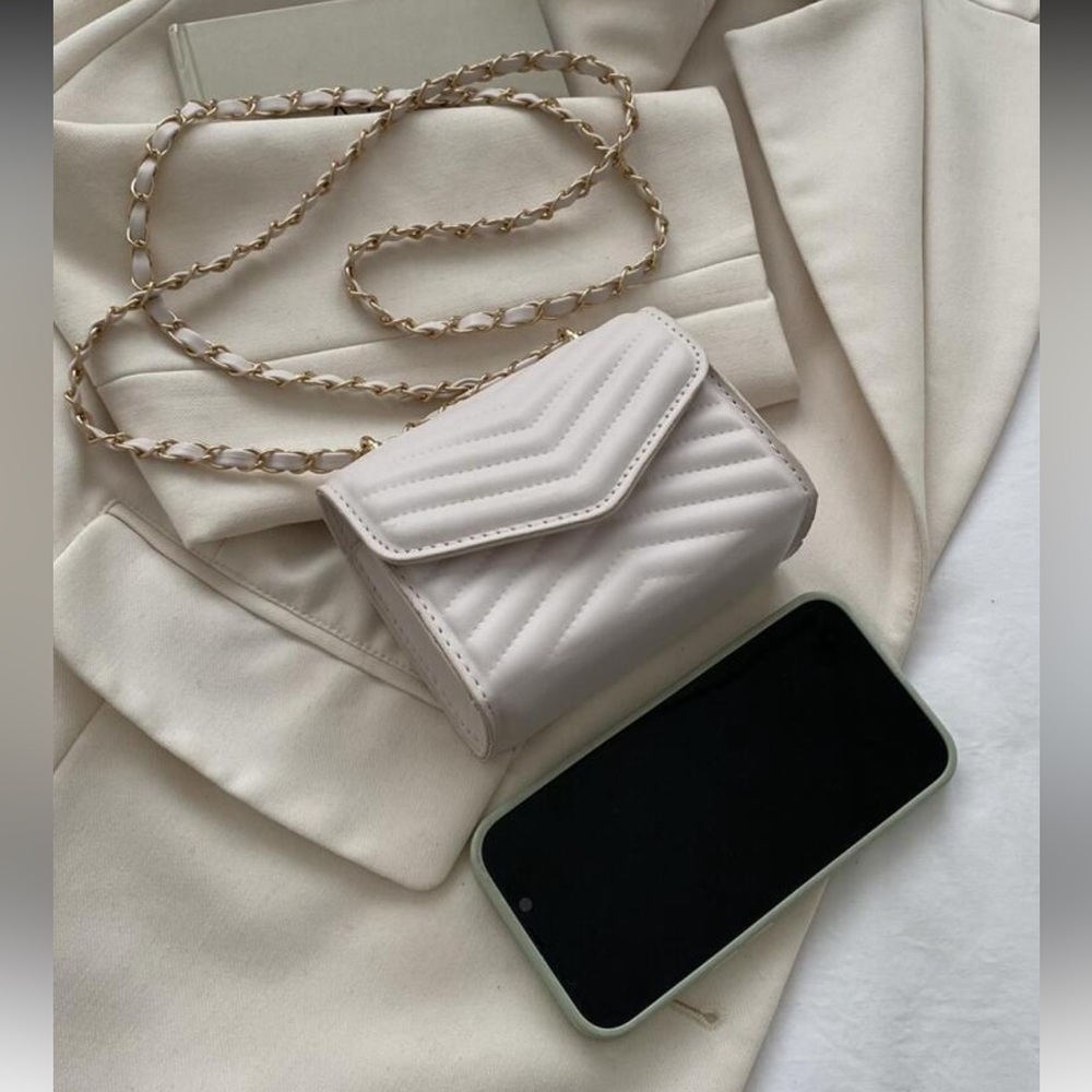 Quilted Chevron Chain Shoulder Bag - Black & White - Picture 13 of 14